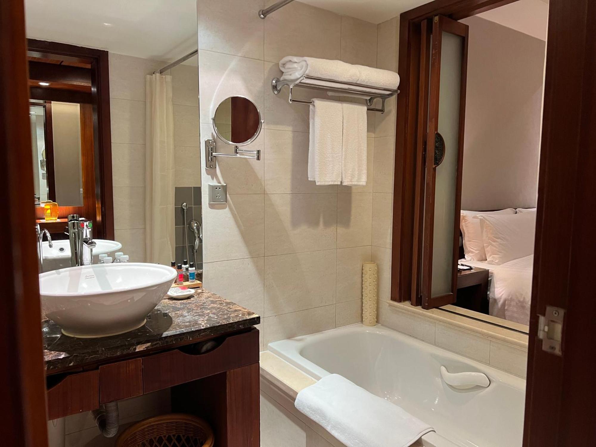 Baolong Hotel Шанхай Екстериор снимка