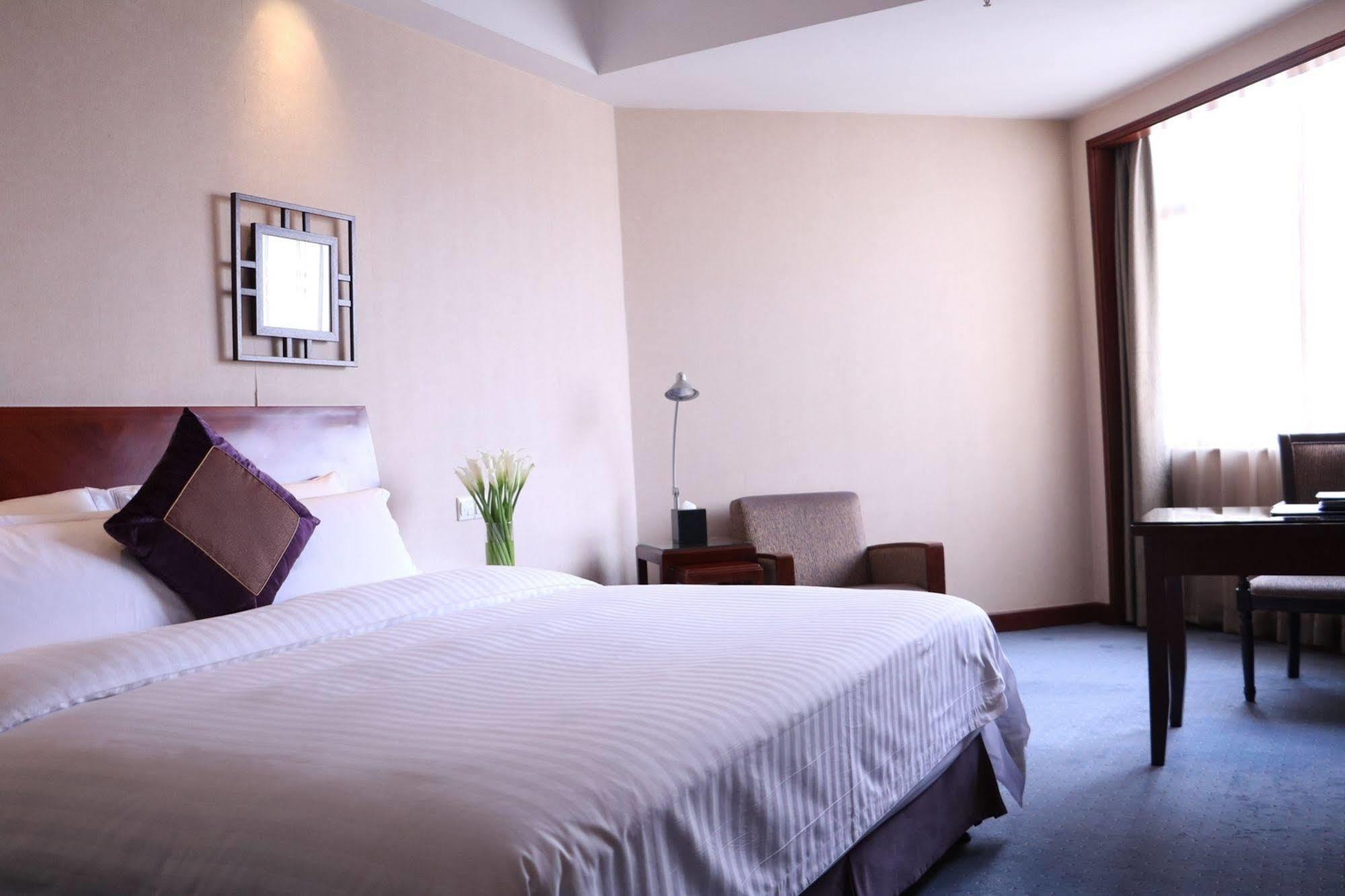 Baolong Hotel Шанхай Екстериор снимка